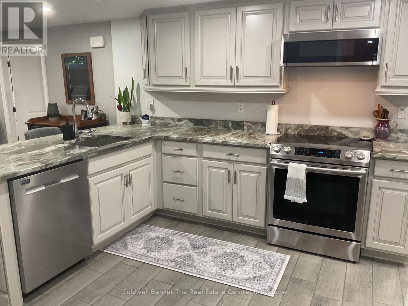 105 Wellington Street Property Photo 17
