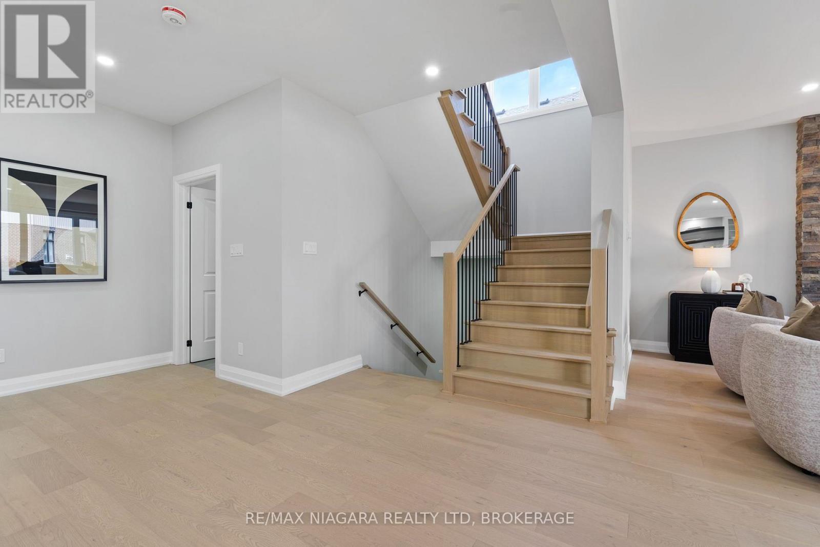 6136 Curlin Crescent Property Photo 15