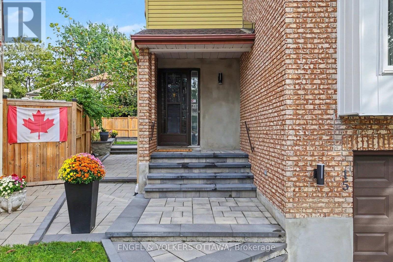 15 Archer Square Property Photo 4