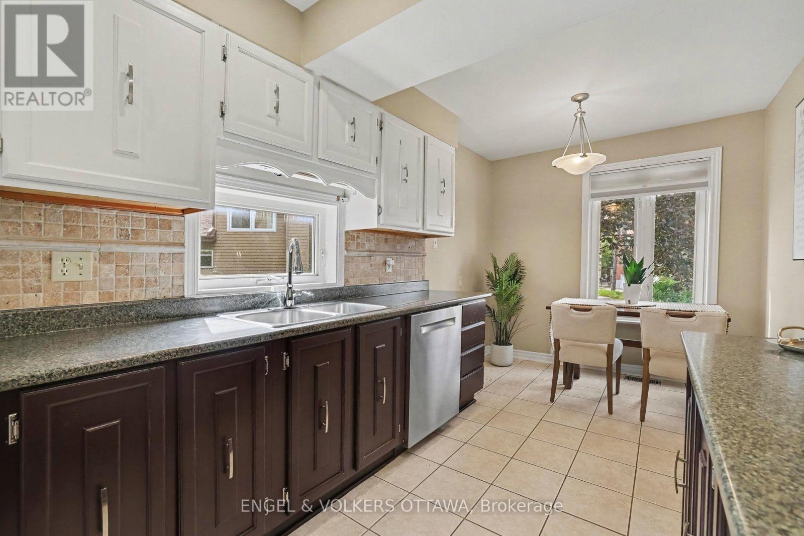 15 Archer Square Property Photo 18