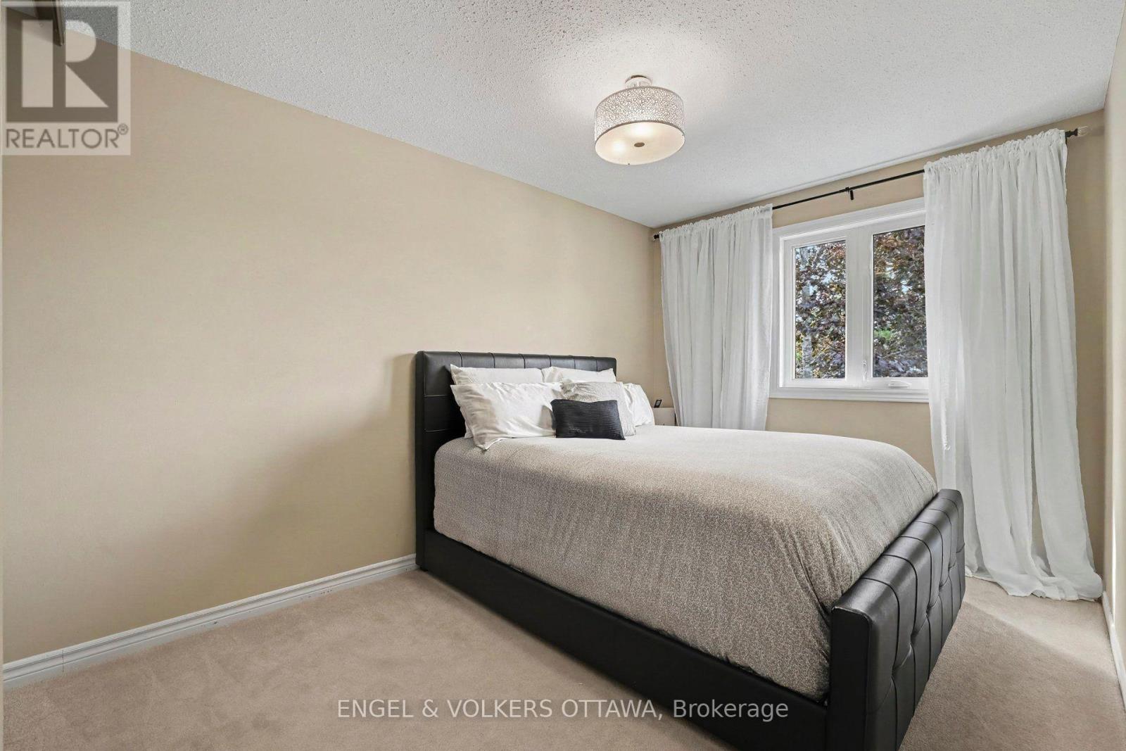 15 Archer Square Property Photo 30