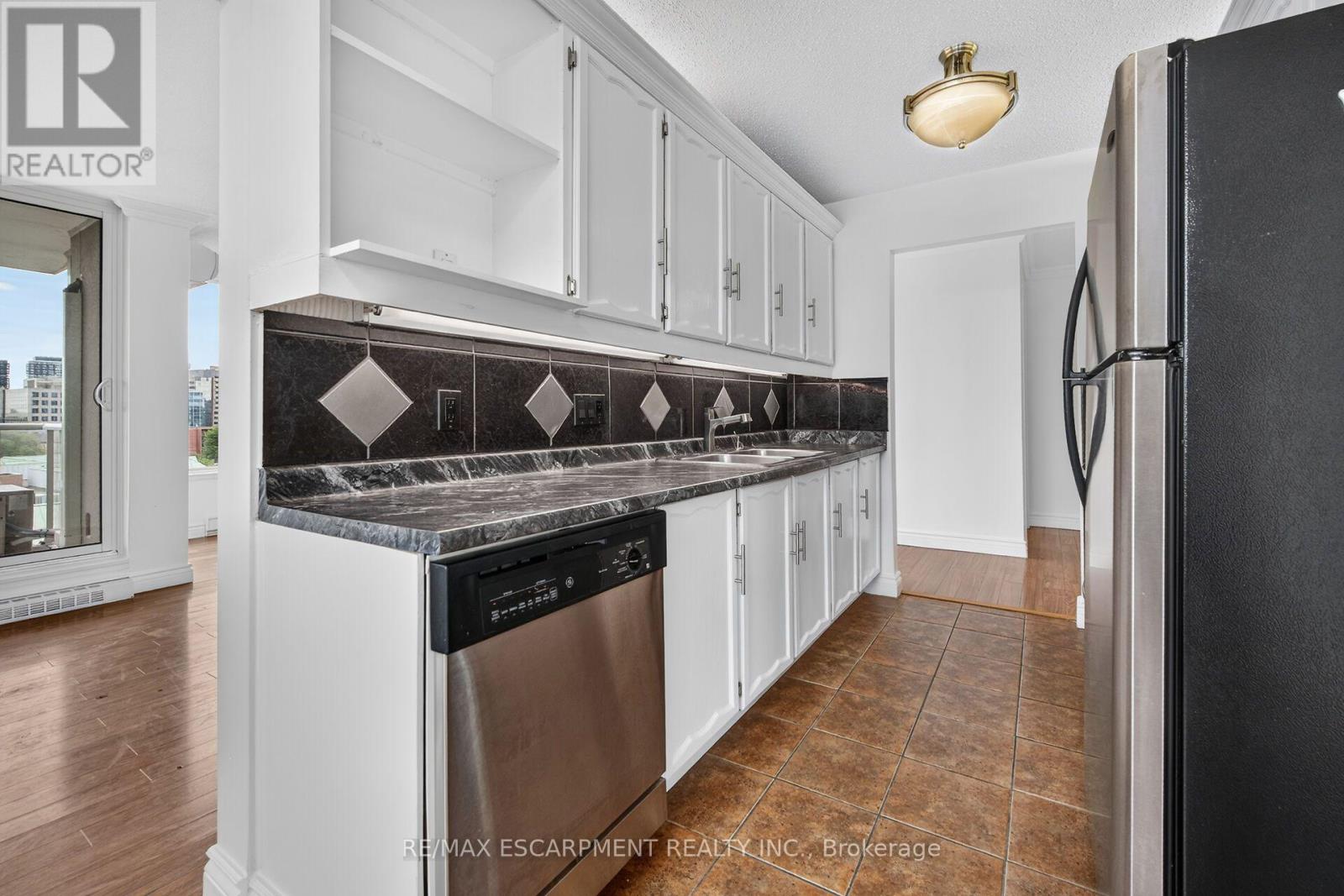 808 - 75 Queen Street N Property Photo 8