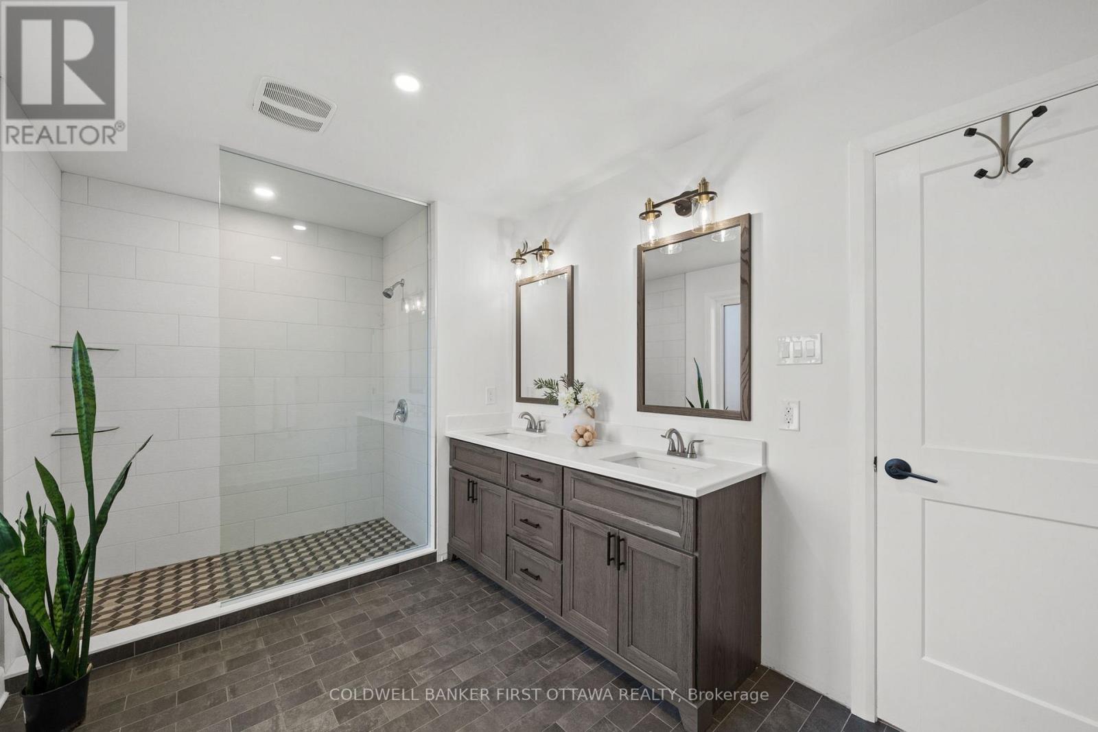 6780 Third Line Road S Property Photo 25