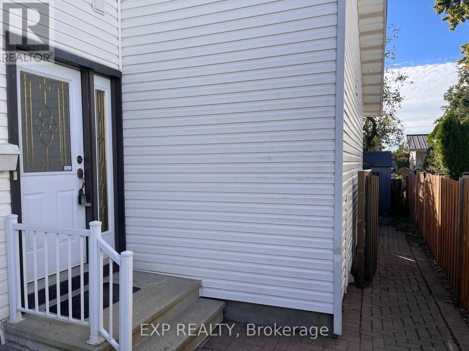 1381 Leigh Crescent Property Photo 2