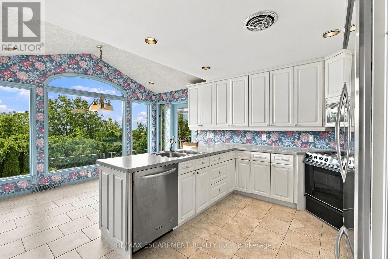 26 Leslie Drive Property Photo 12