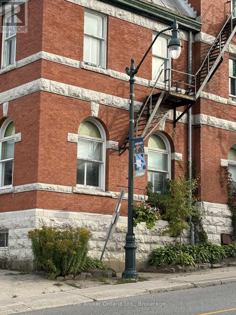 M4 - 49 Manitoba Street Property Photo 4