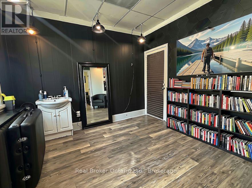 M4 - 49 Manitoba Street Property Photo 5