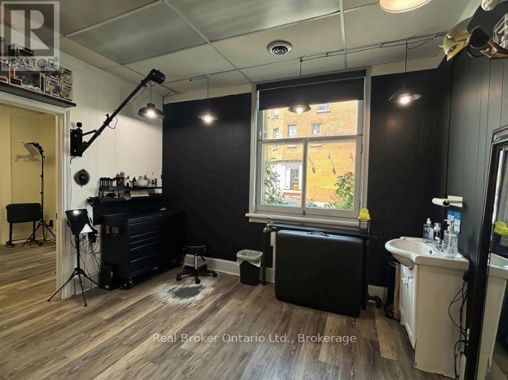 M4 - 49 Manitoba Street Property Photo 8