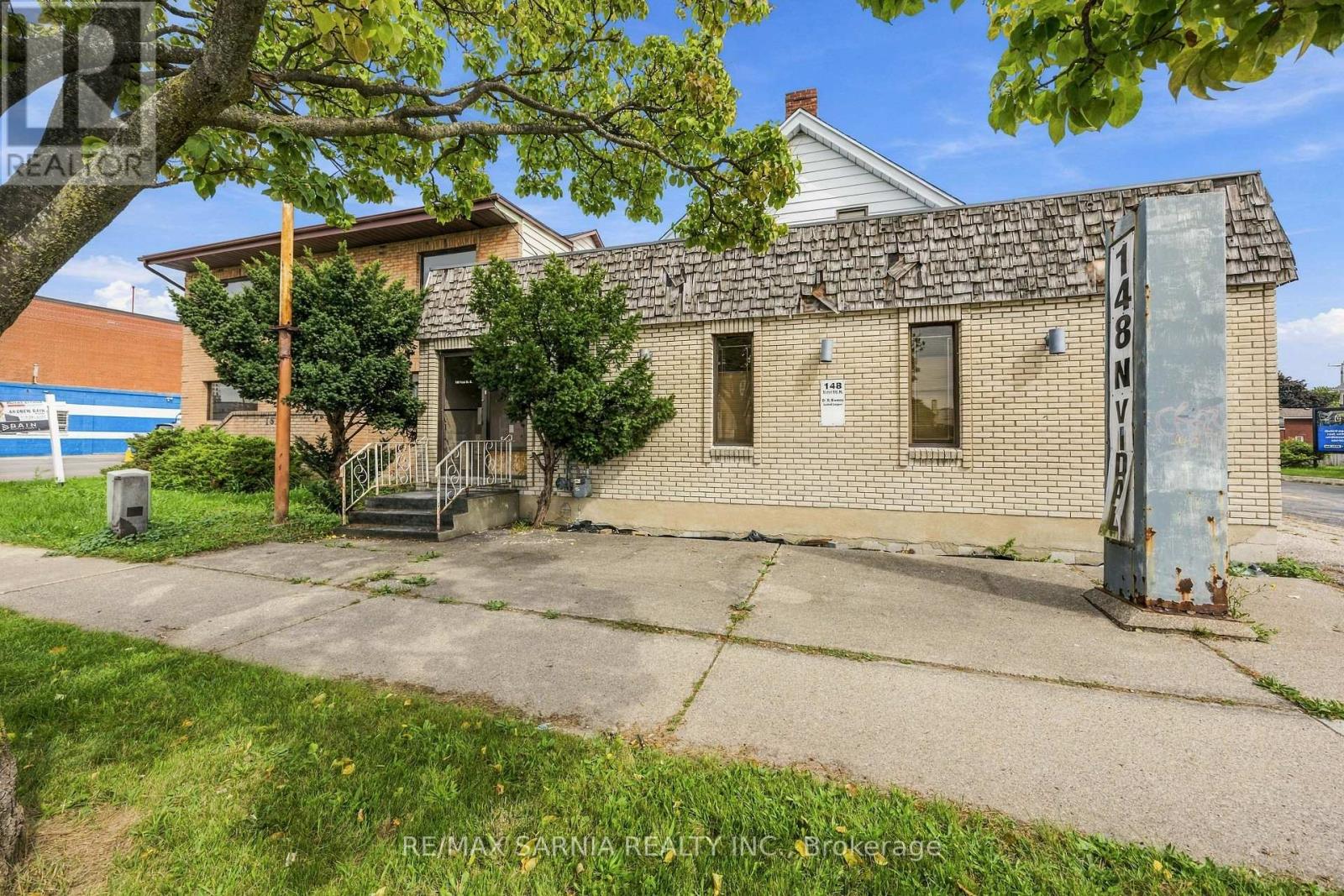 148 Vidal Street N Property Photo 5