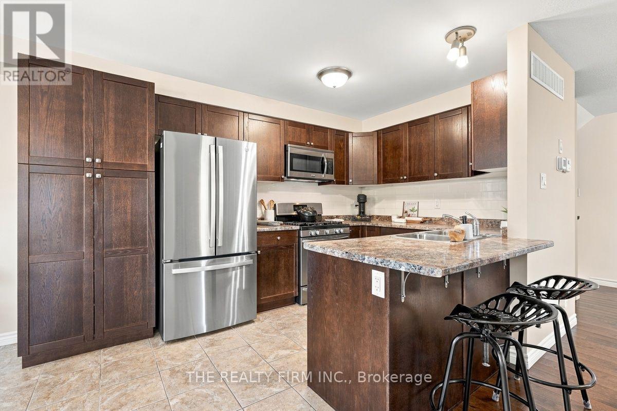 914 Silverfox Crescent Property Photo 14