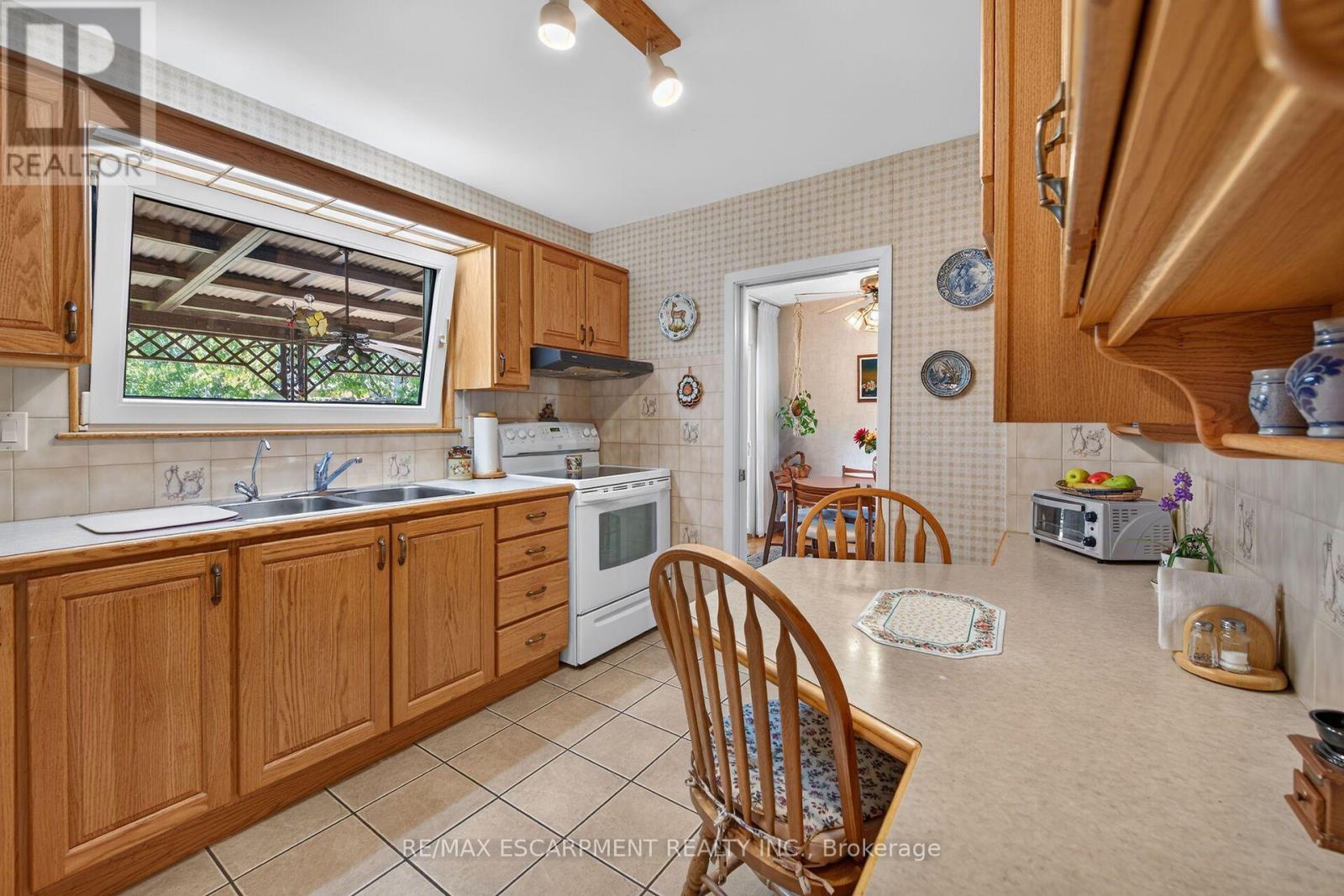 994 Barton Street Property Photo 19