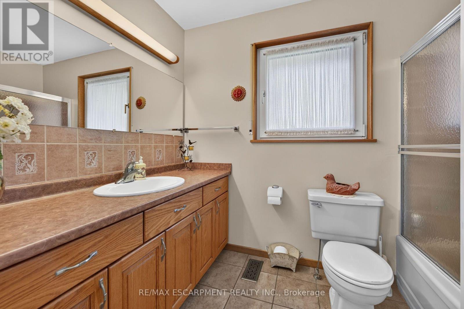 994 Barton Street Property Photo 21