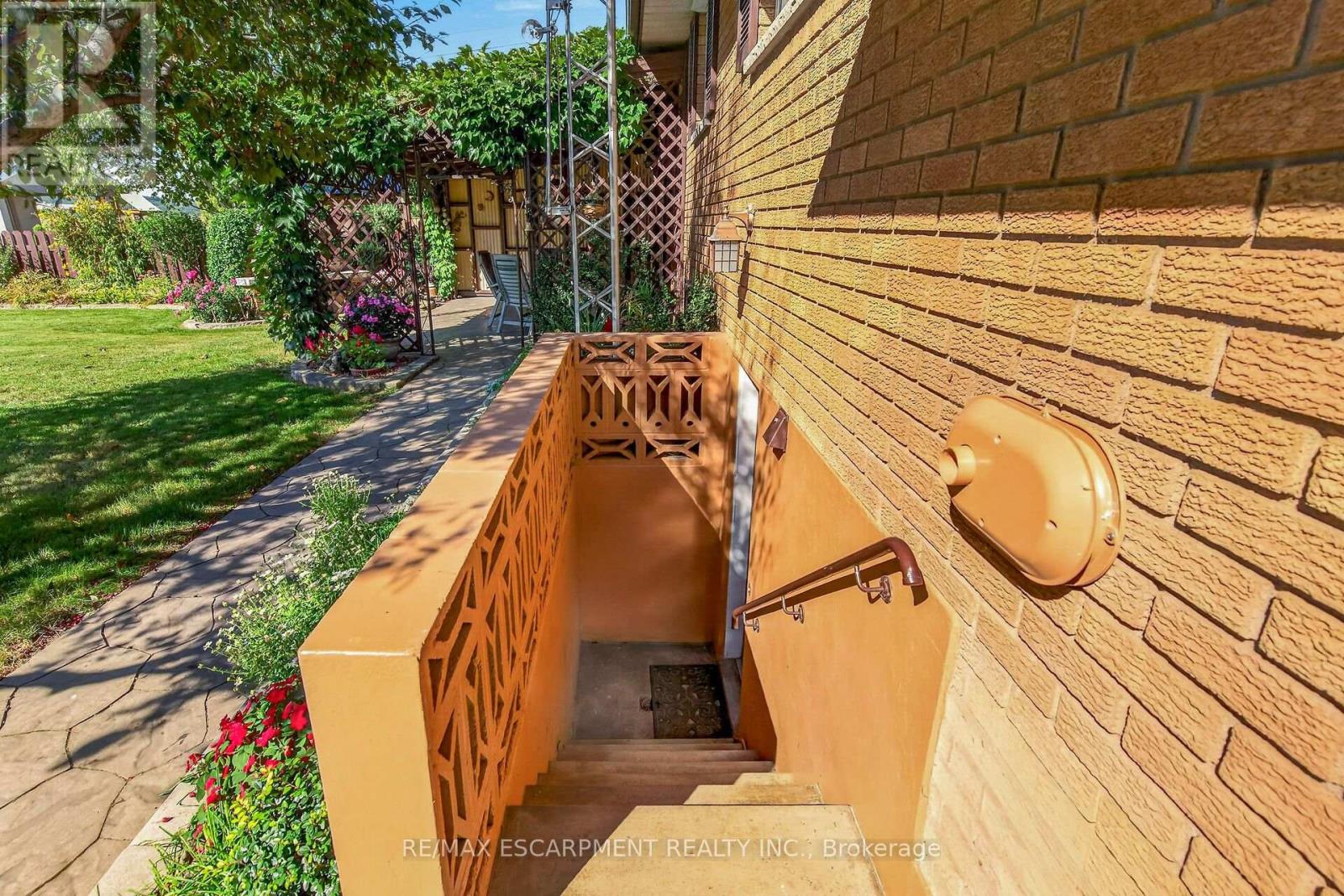 994 Barton Street Property Photo 38