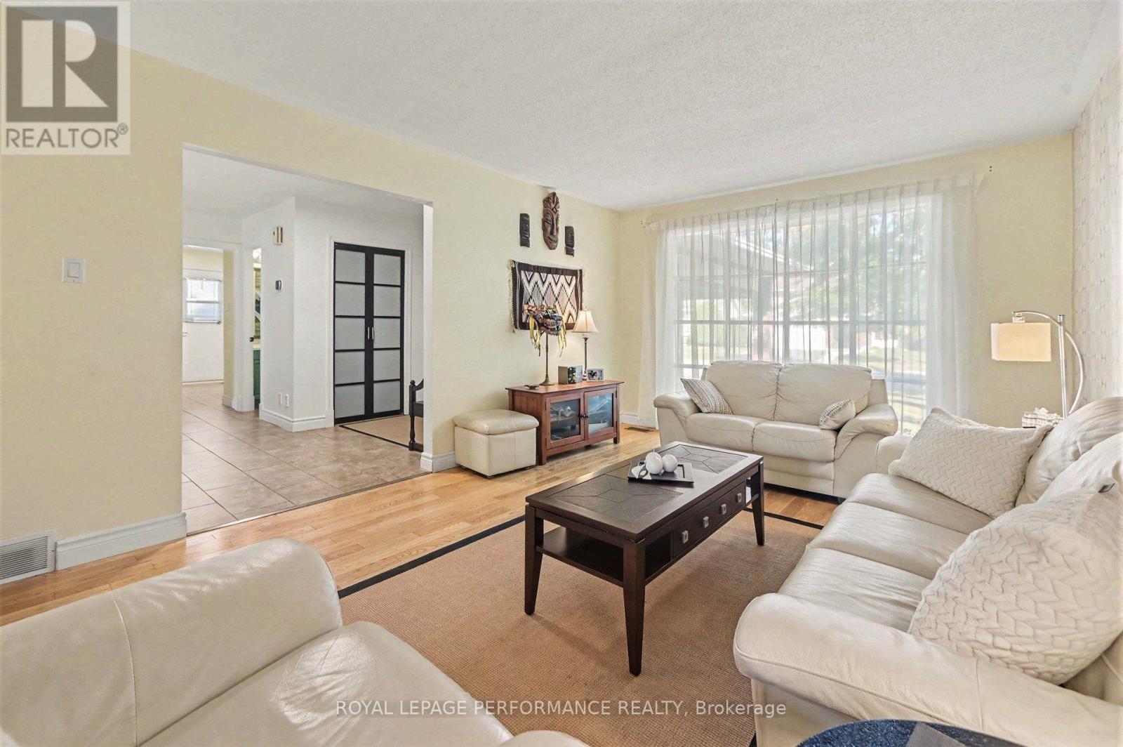 6284 Sundown Crescent Property Photo 6
