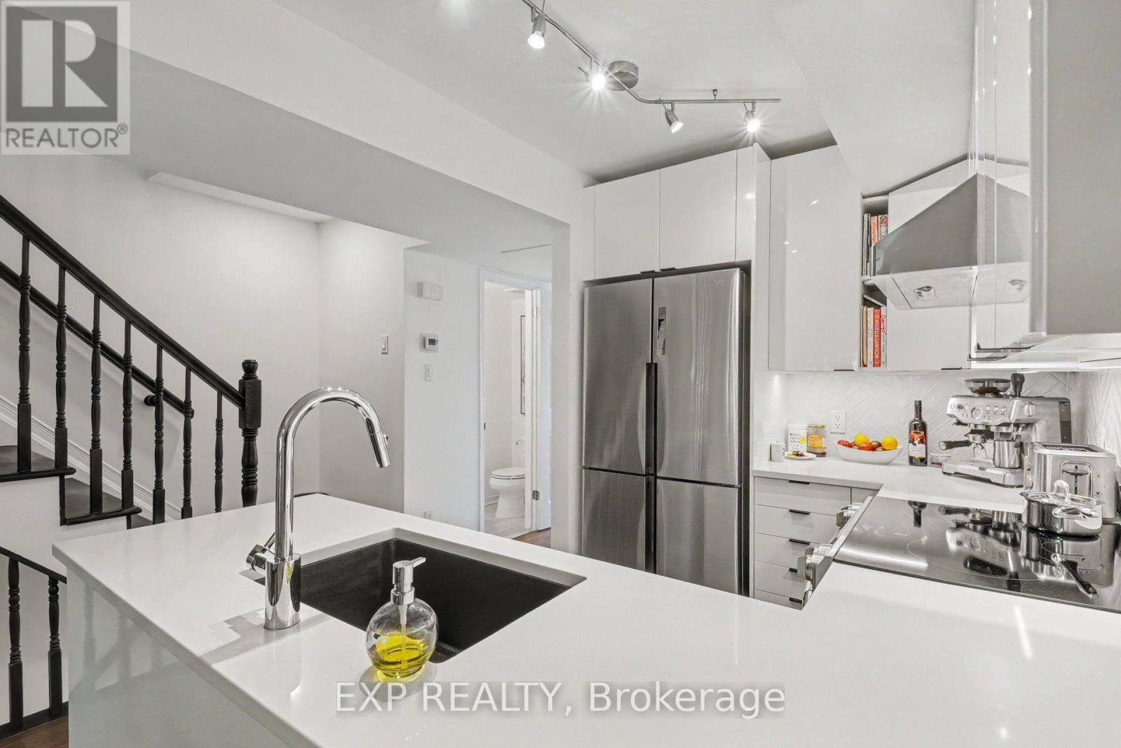 93 Strathaven Private Property Photo 4