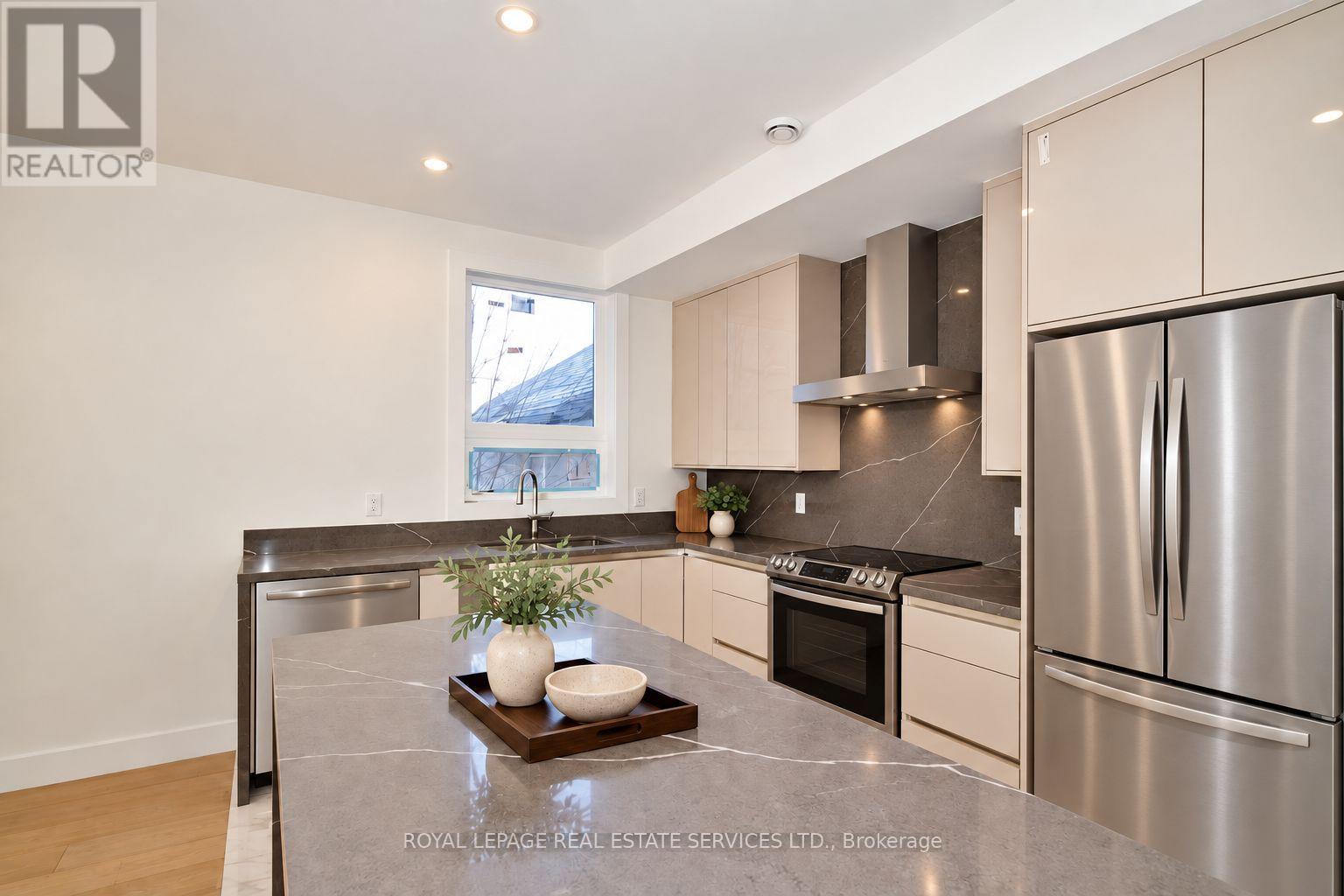 4b Huron Avenue N Property Photo 2