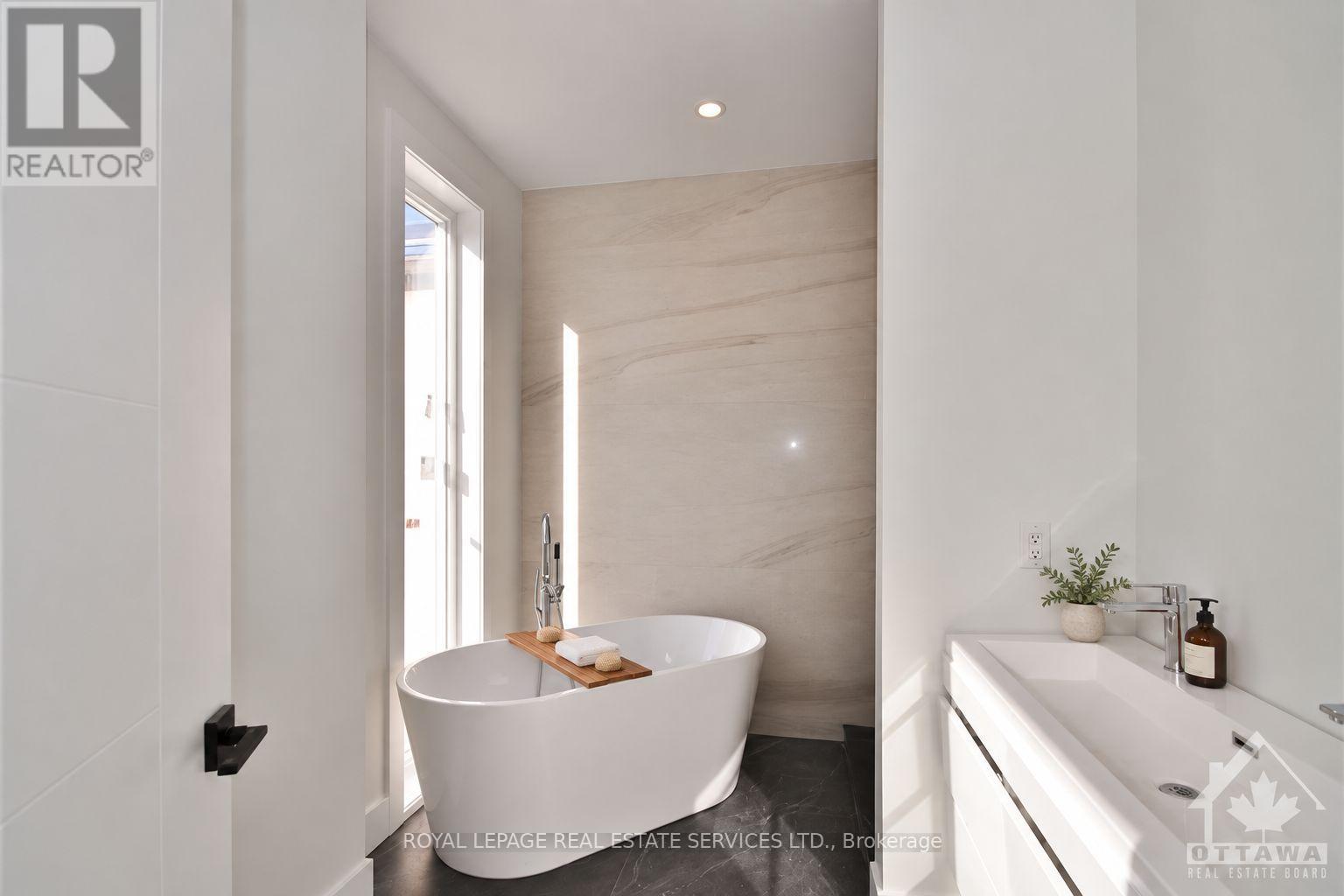 4b Huron Avenue N Property Photo 10
