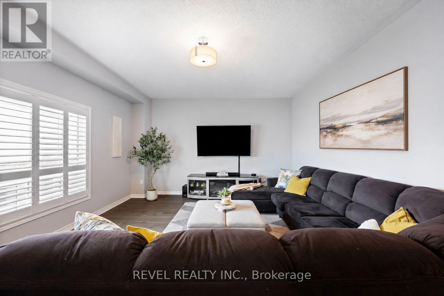 409 Tansley Street Property Photo 20