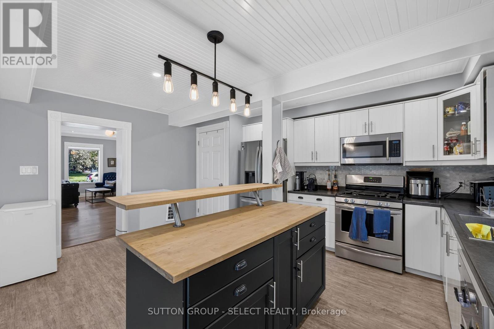 943 Colborne Street Property Photo 8
