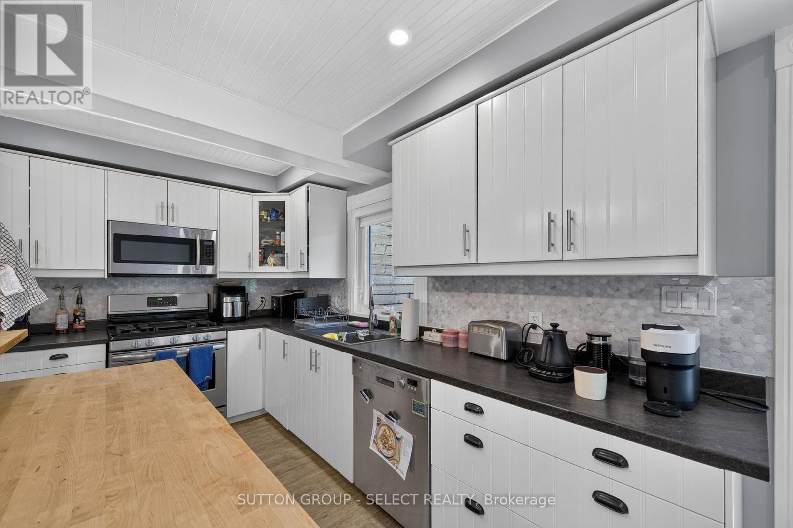 943 Colborne Street Property Photo 9