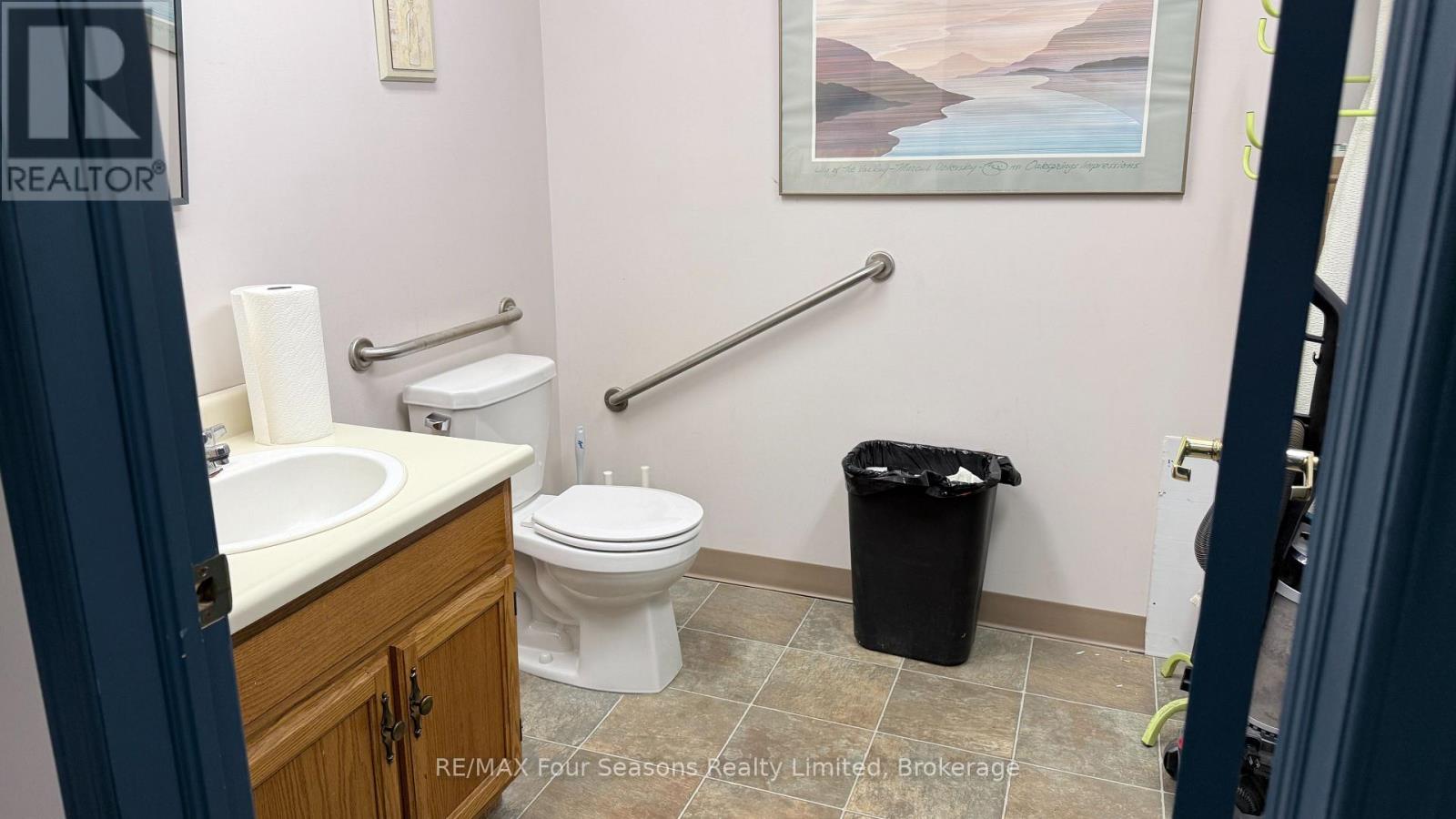 3 - 544 Goderich Street Property Photo 7