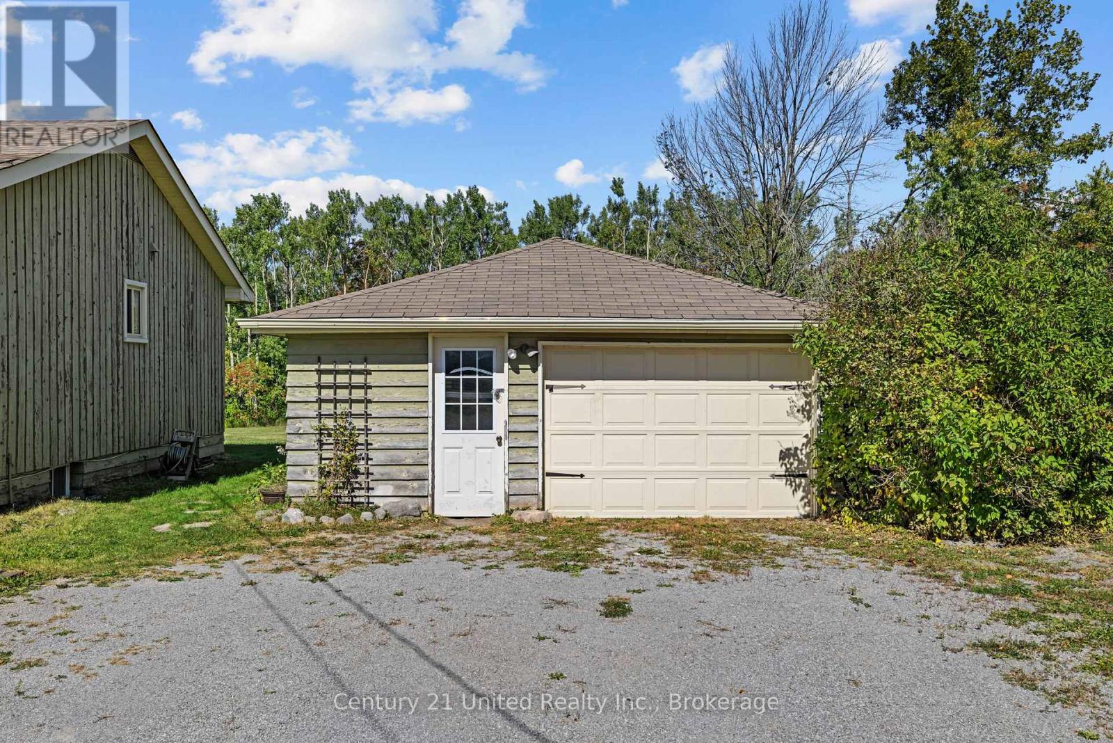 1676 8th Line Property Photo 4