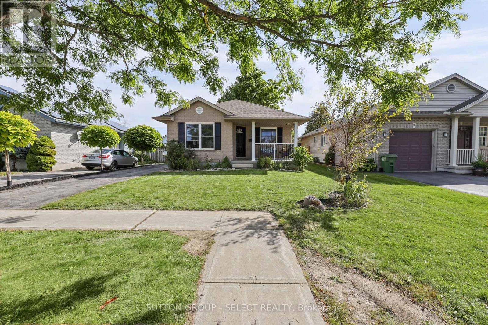 13 Goldenrod Court Property Photo 1