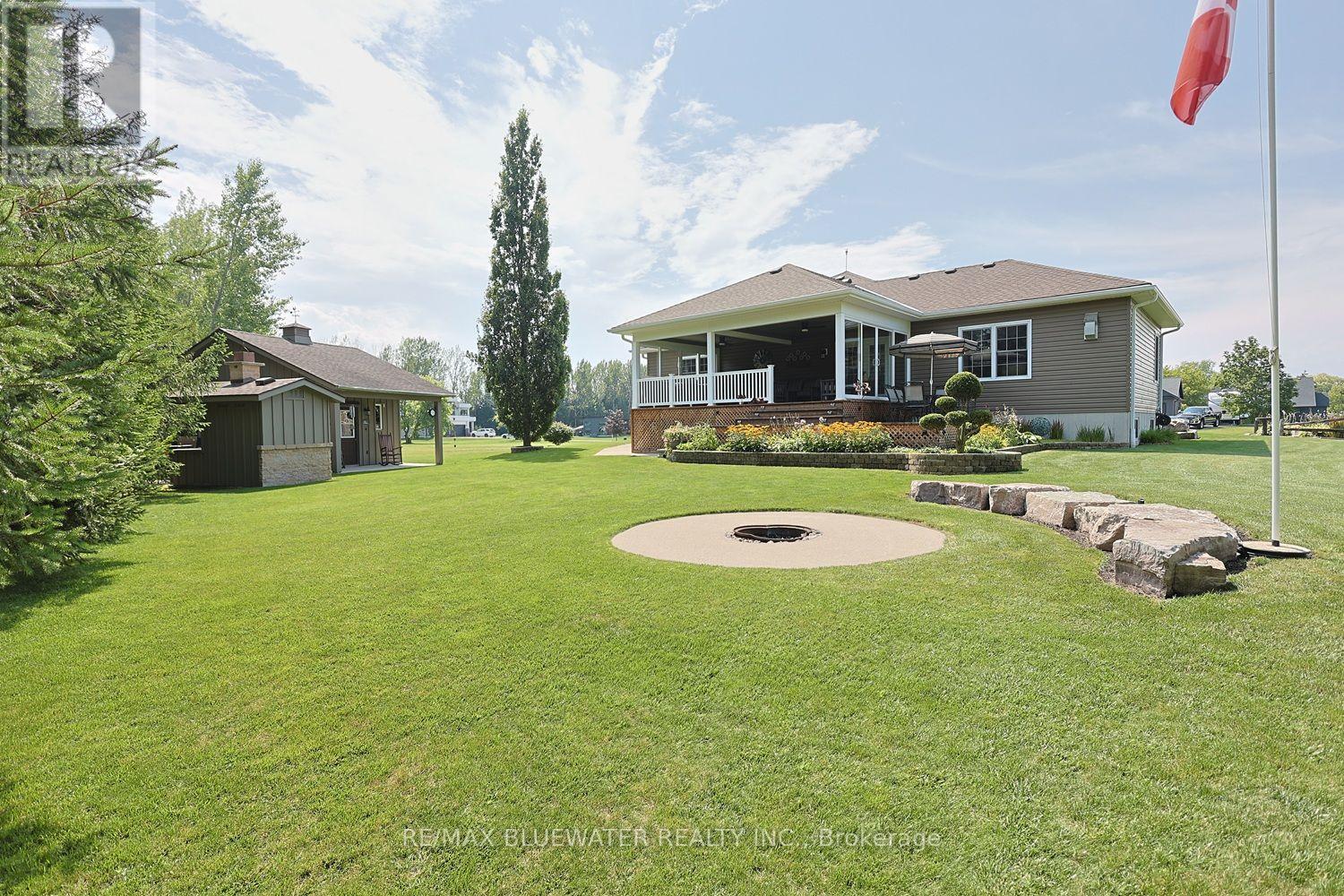 71837 Sunridge Crescent Property Photo 2