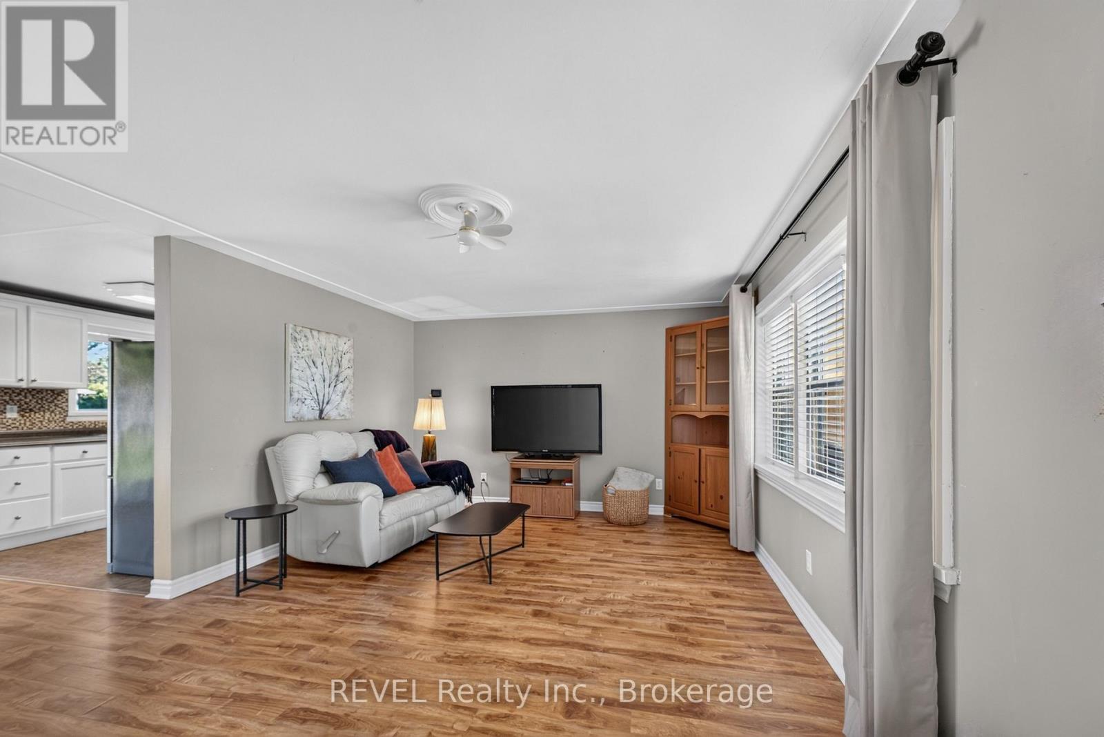 315 Park Avenue W Property Photo 6