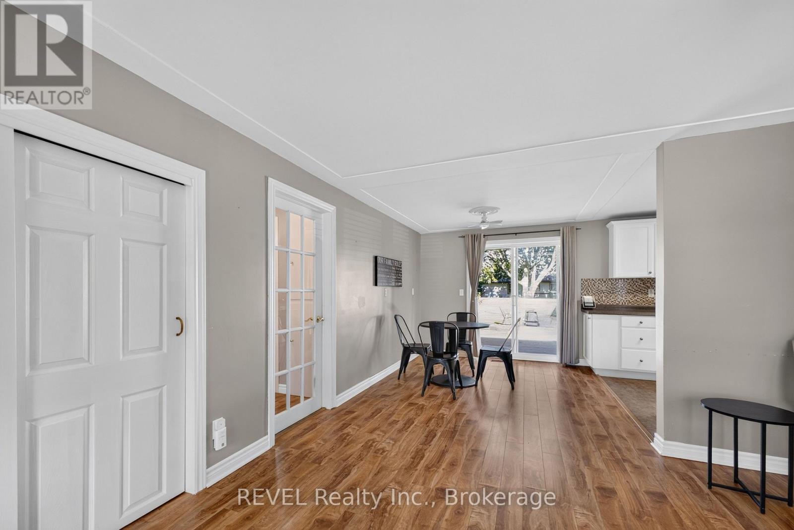 315 Park Avenue W Property Photo 7