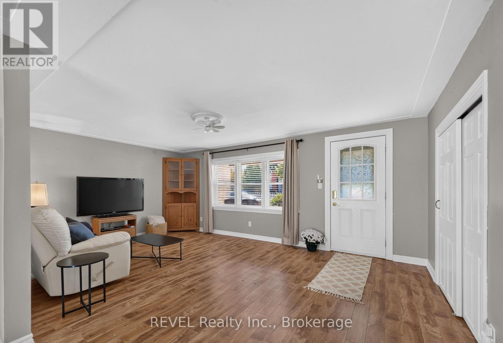 315 Park Avenue W Property Photo 8