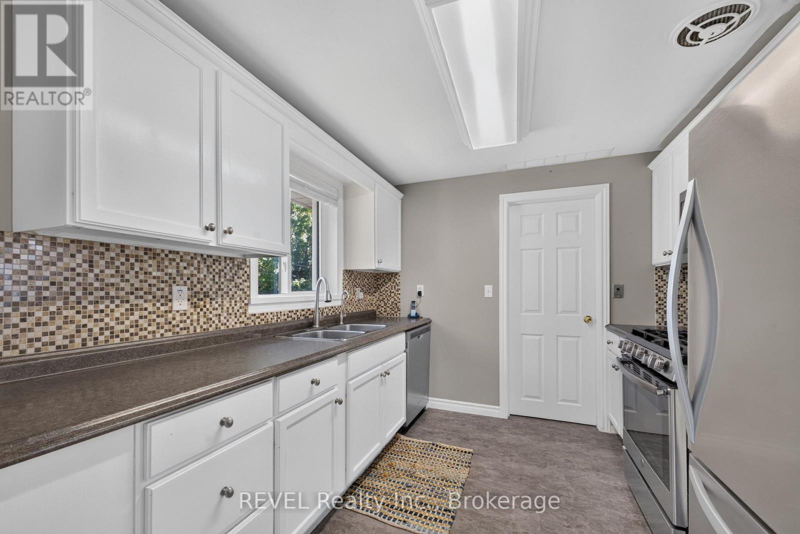 315 Park Avenue W Property Photo 10