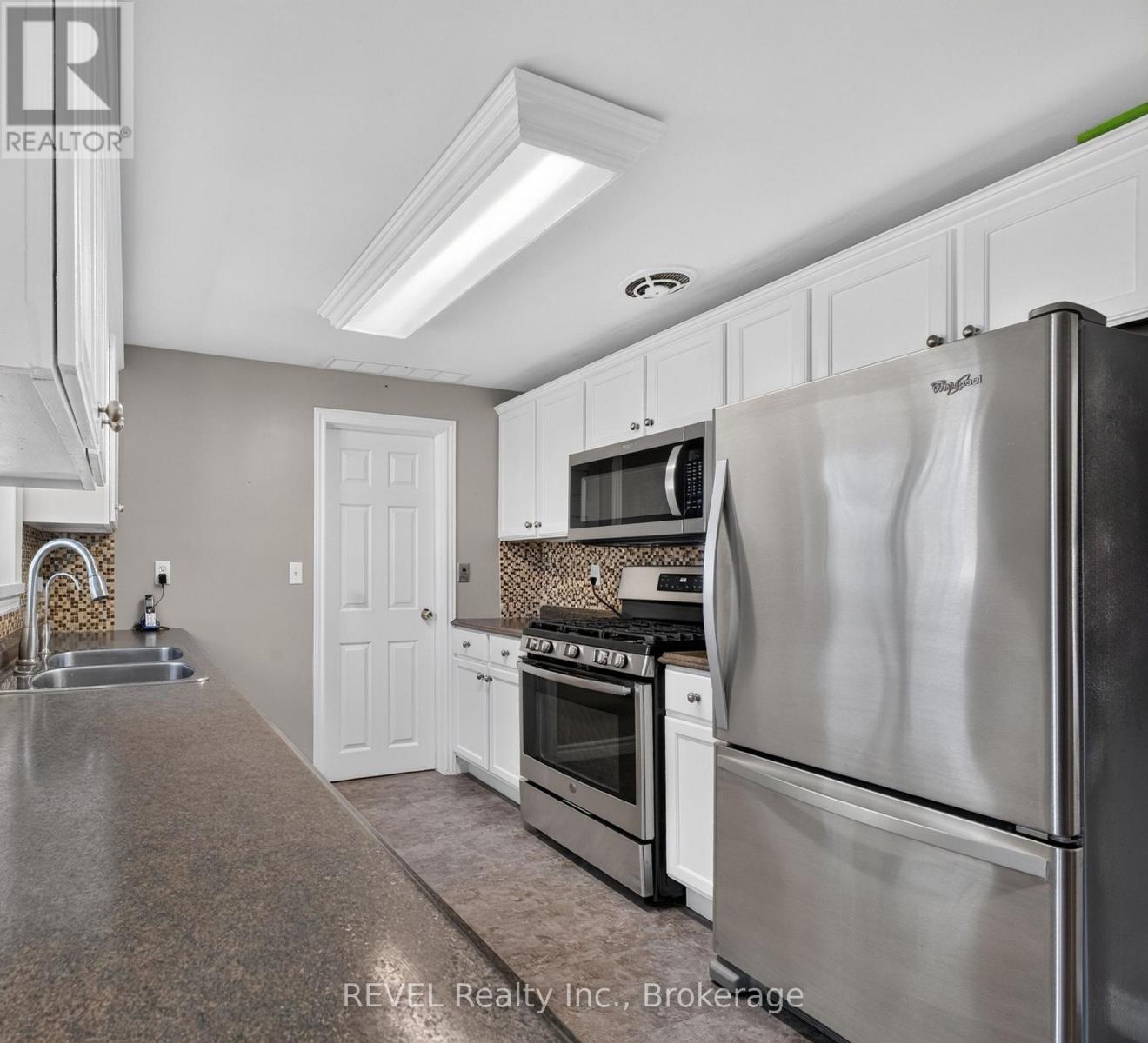315 Park Avenue W Property Photo 11