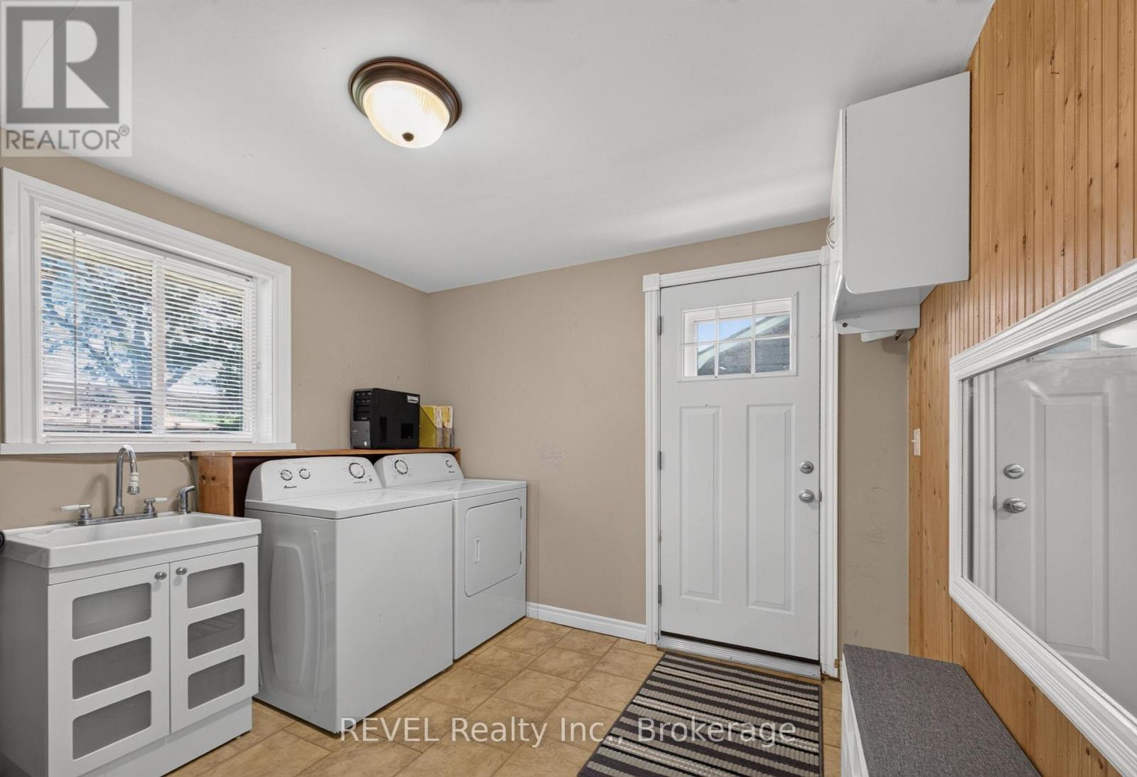 315 Park Avenue W Property Photo 12