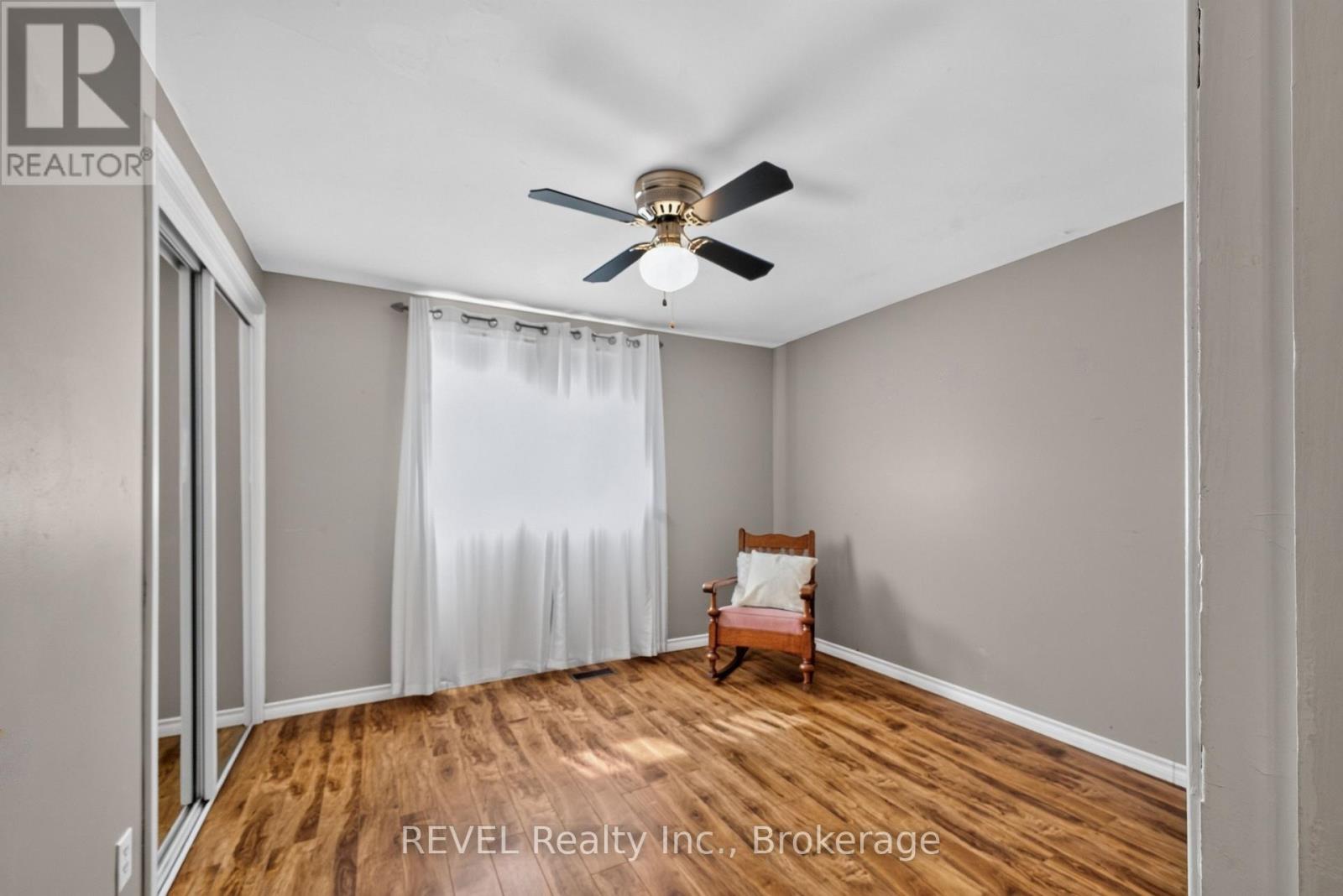 315 Park Avenue W Property Photo 14