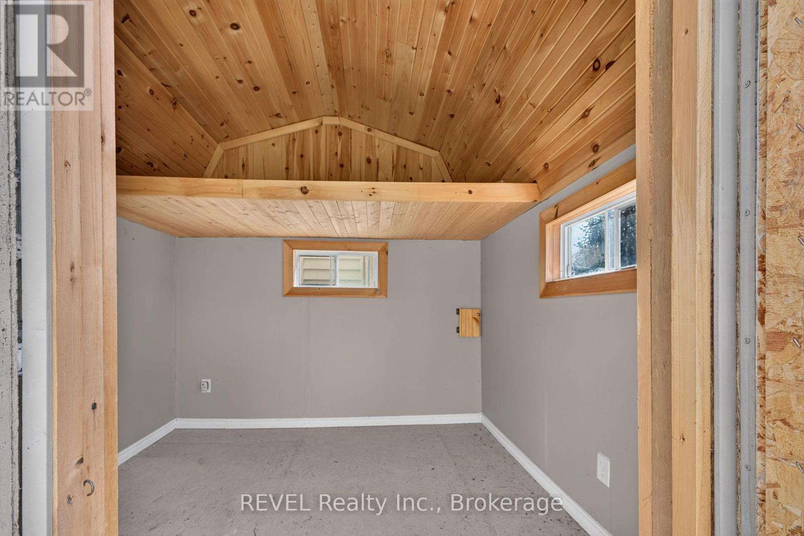 315 Park Avenue W Property Photo 21