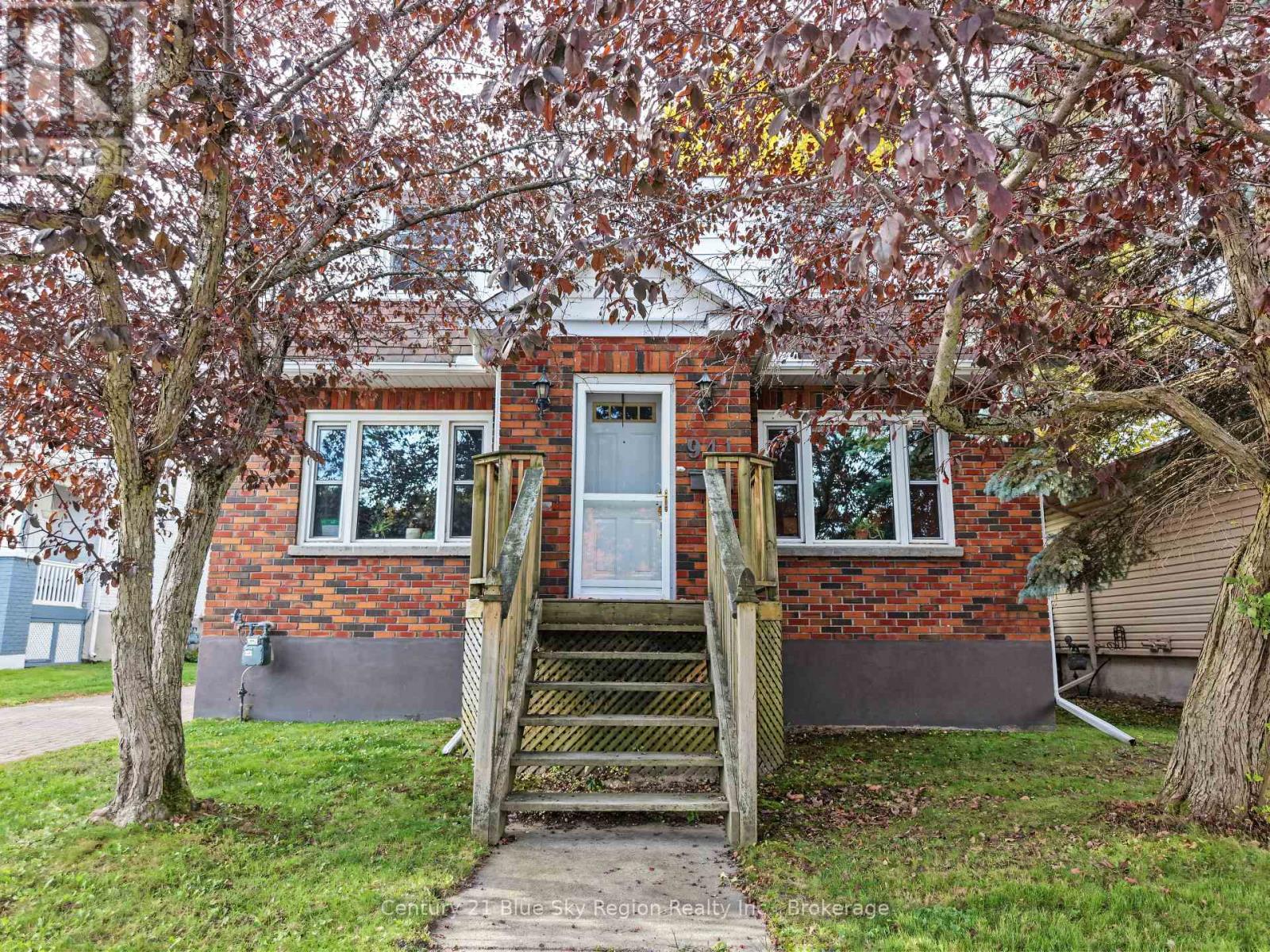 941 Main Street W Property Photo 1