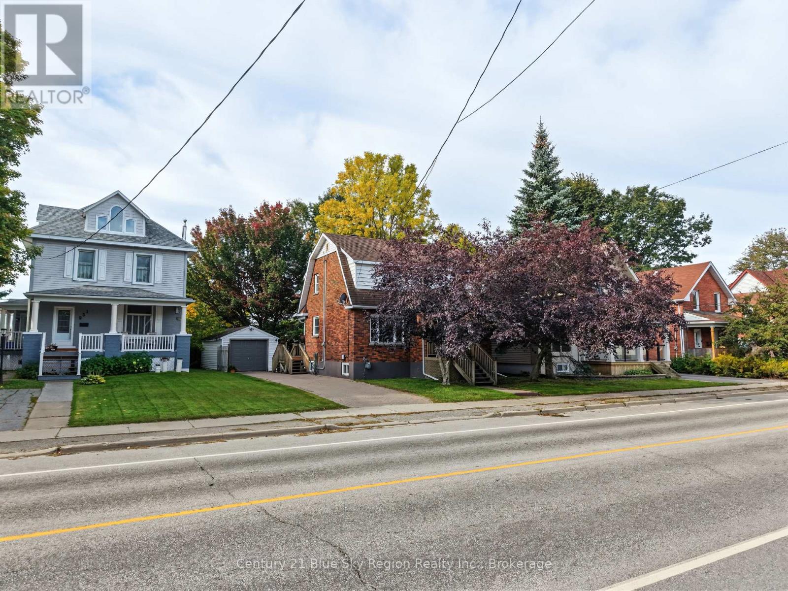 941 Main Street W Property Photo 3
