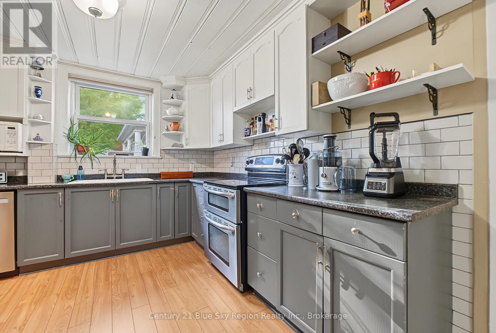 941 Main Street W Property Photo 17