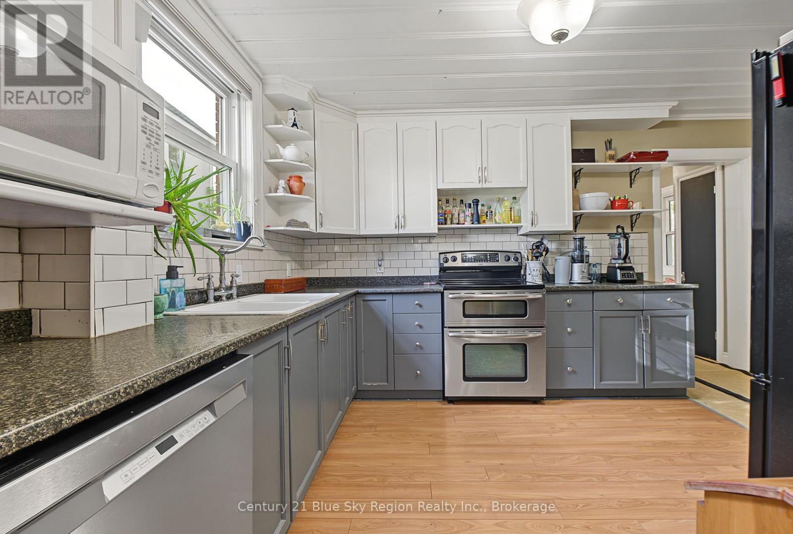 941 Main Street W Property Photo 18