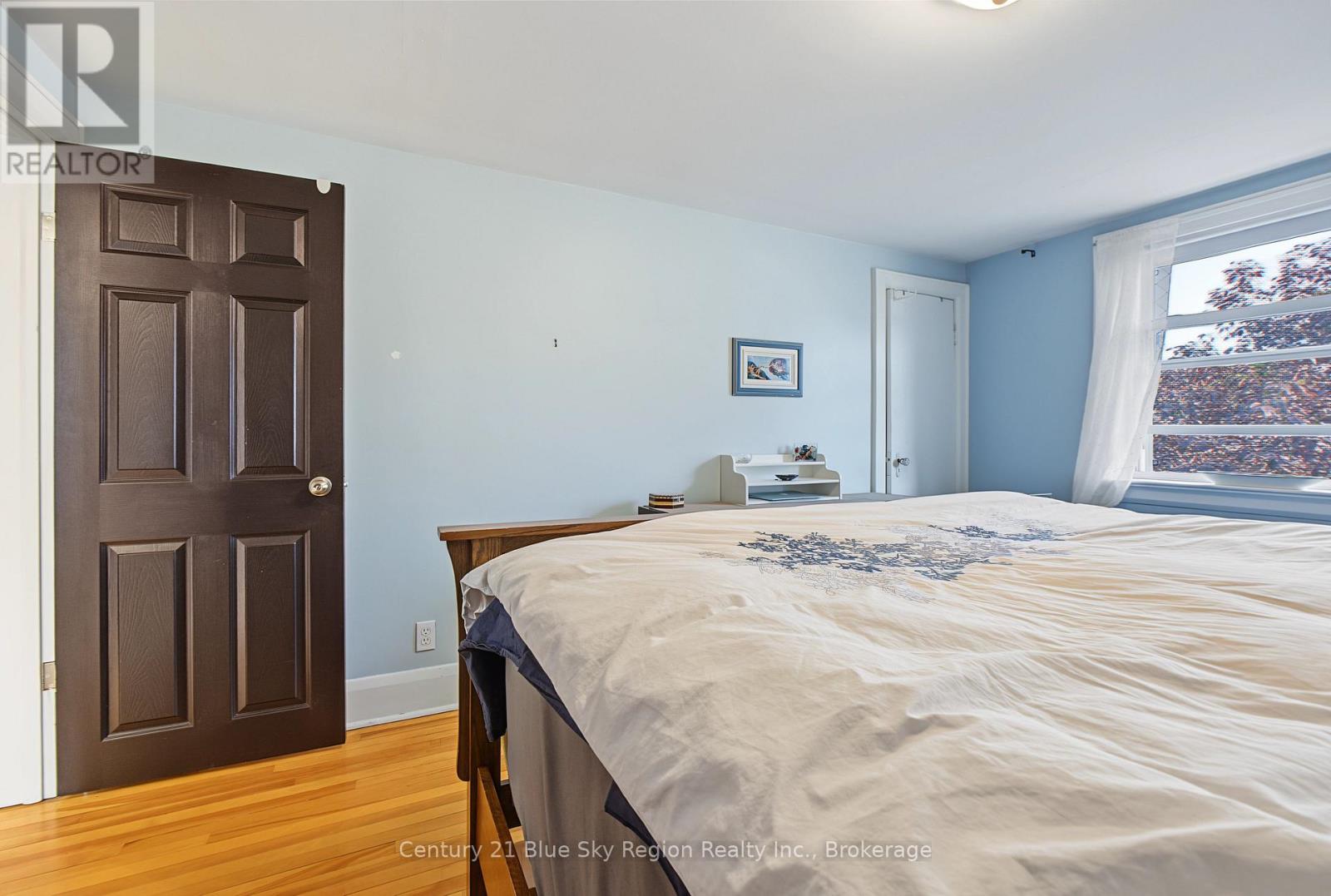 941 Main Street W Property Photo 27