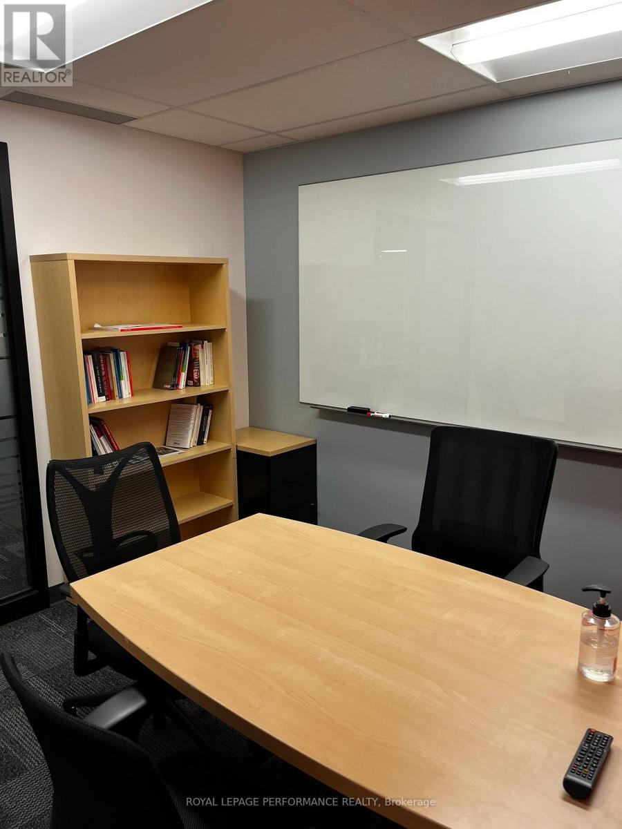 200 - 141 Laurier Avenue W Property Photo 4