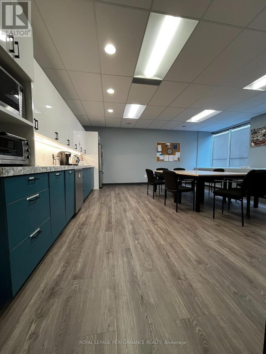 200 - 141 Laurier Avenue W Property Photo 16