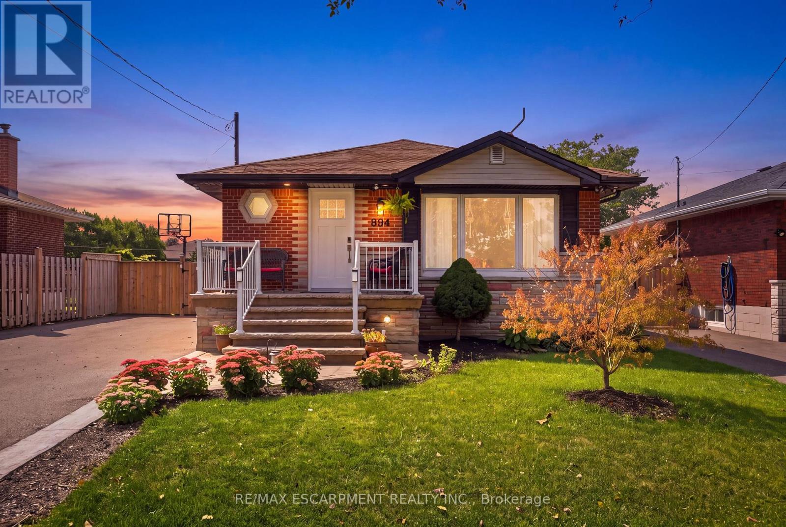894 Brucedale Avenue E Photo de la propriété 1