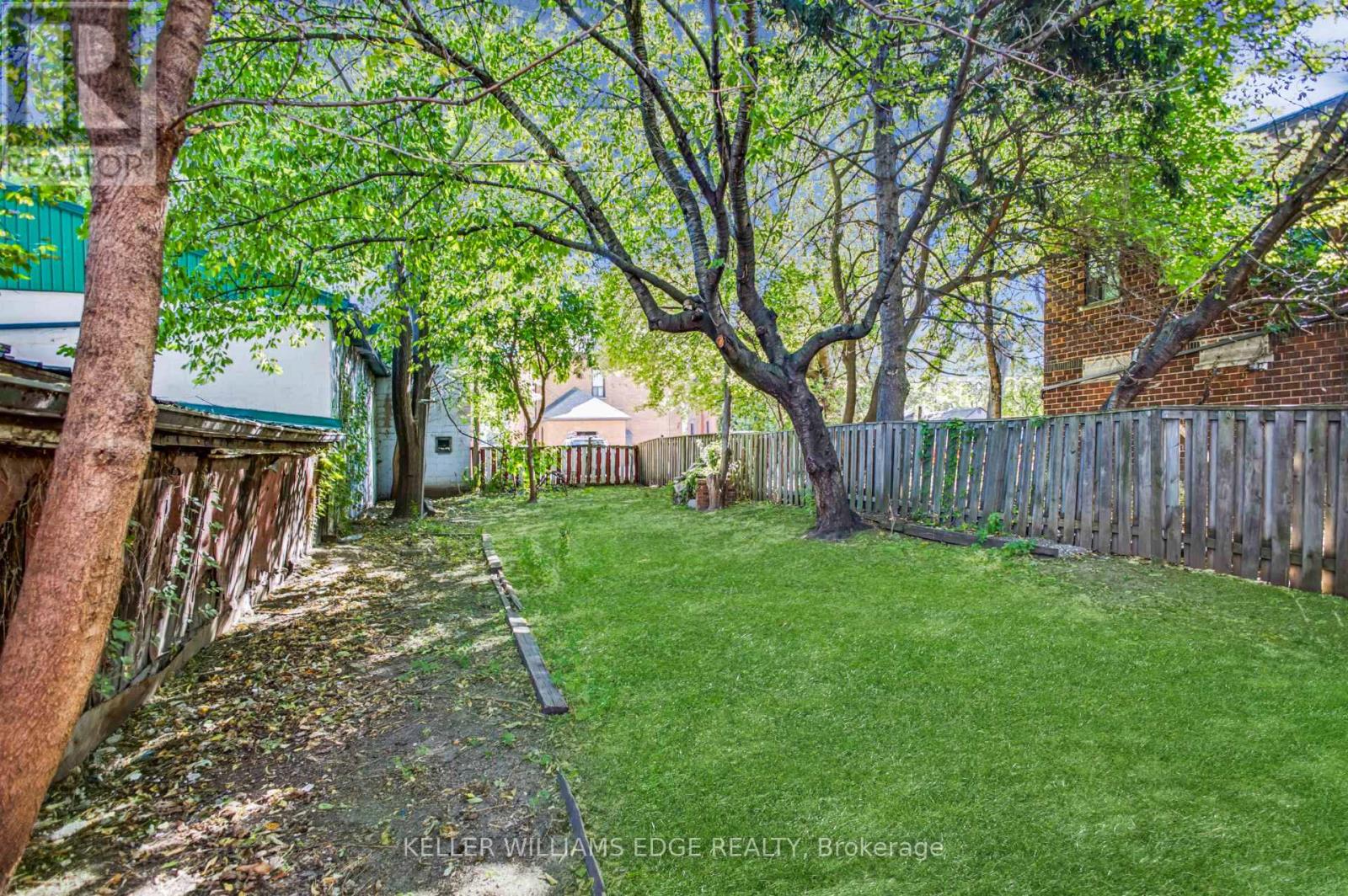 128 John Street N Property Photo 4