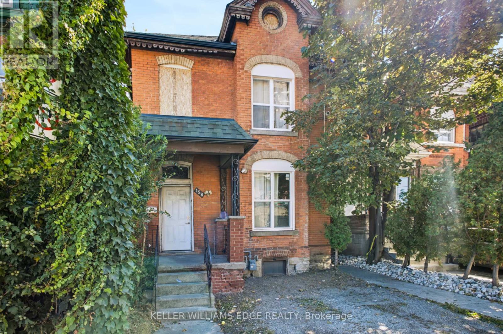 128 John Street N Property Photo 10