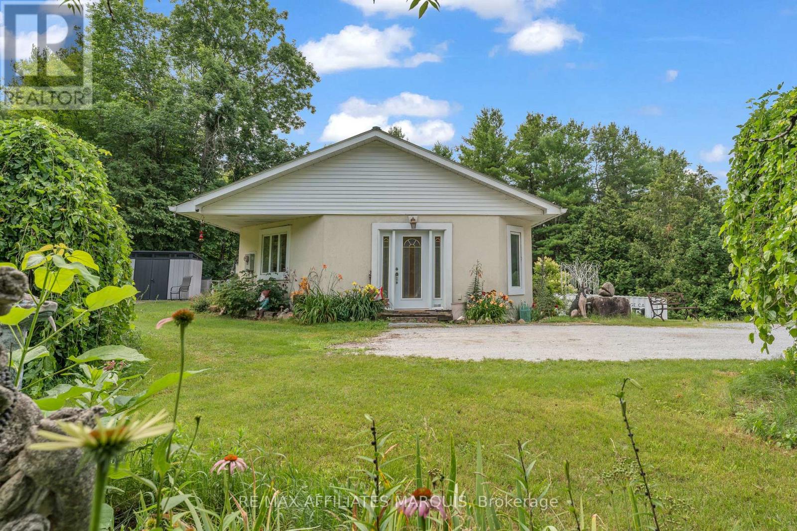 687 Zealand Road Property Photo 1