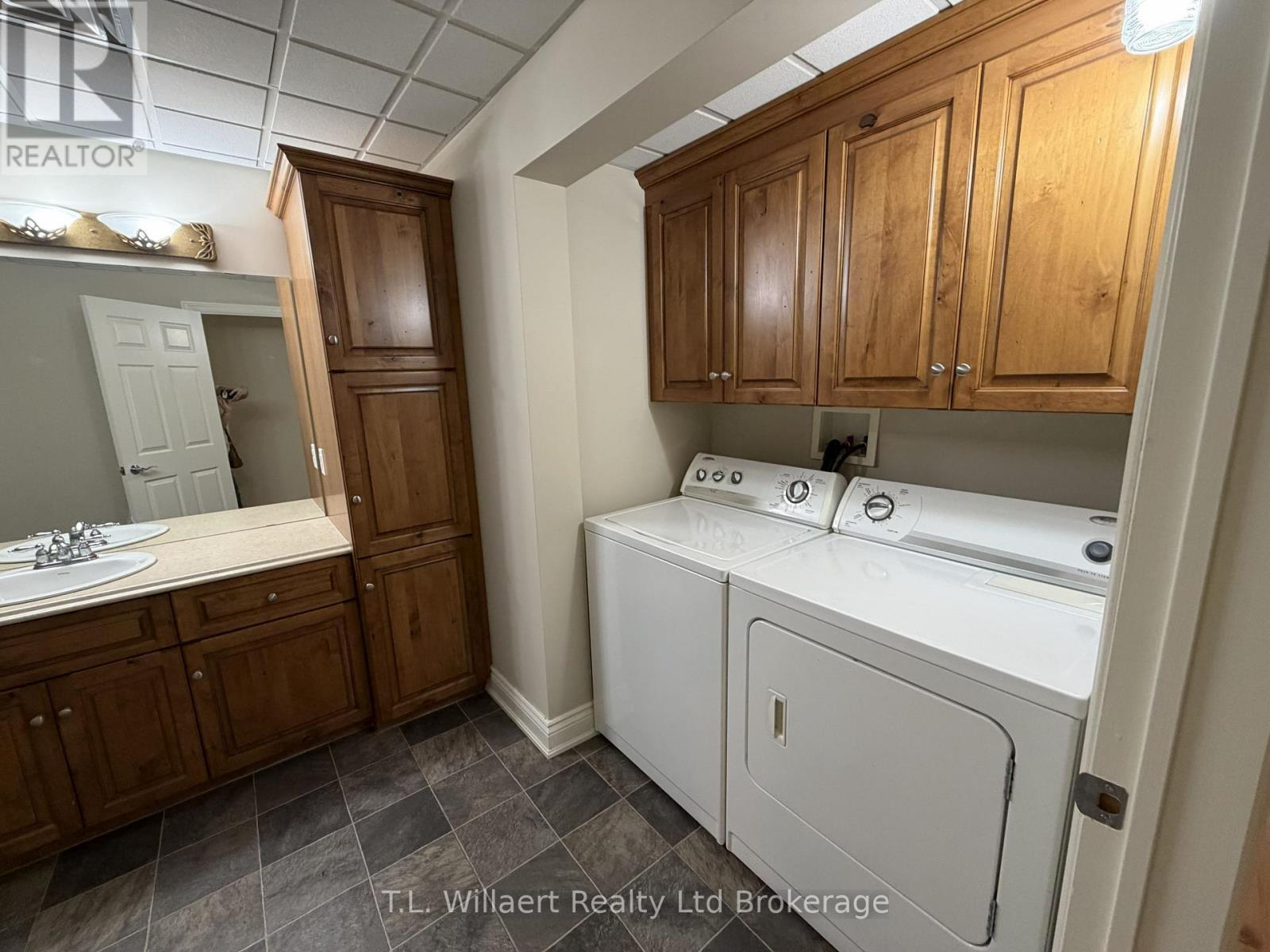 202 - 17 Brock Street W Property Photo 4