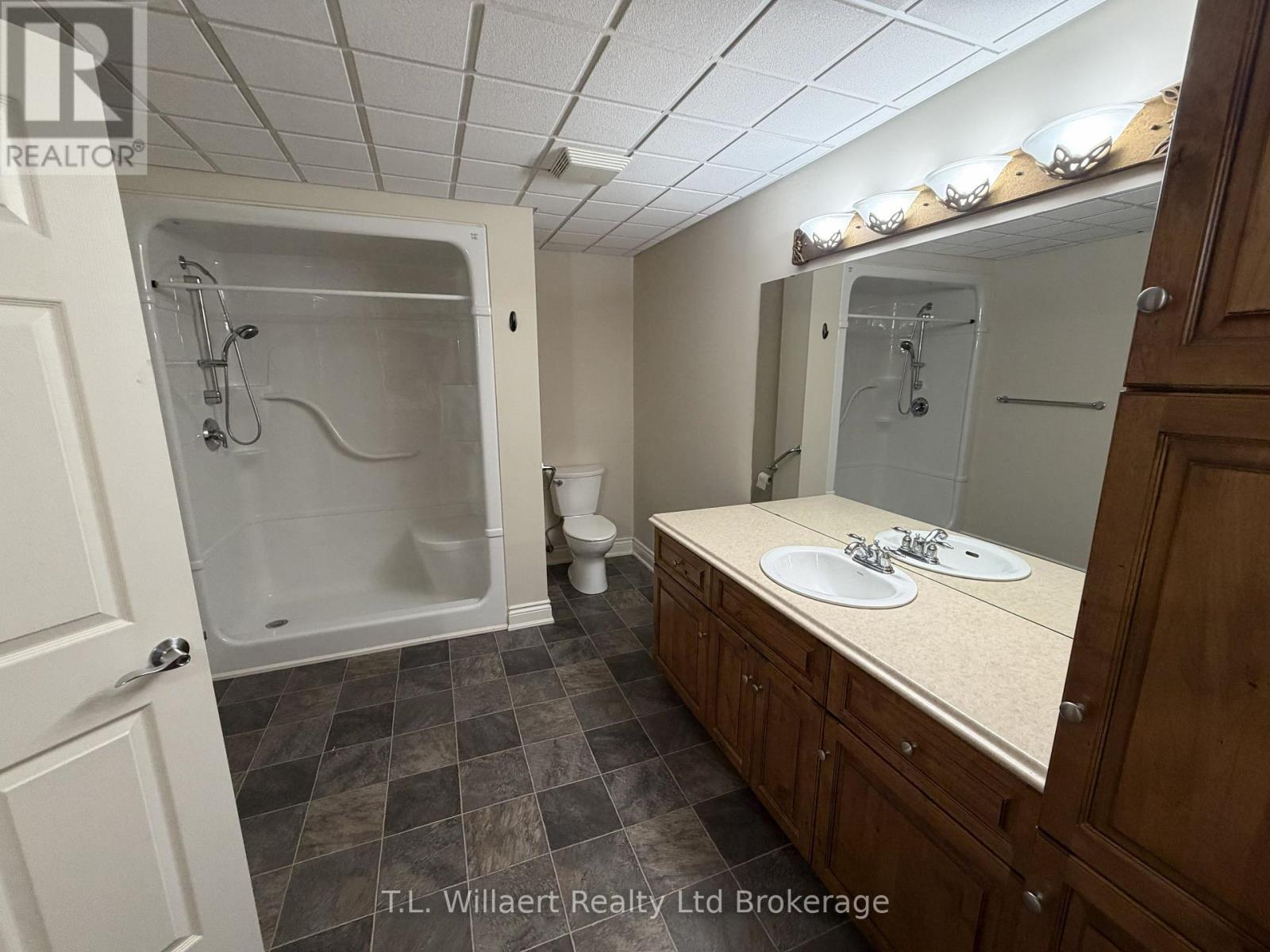 202 - 17 Brock Street W Property Photo 5