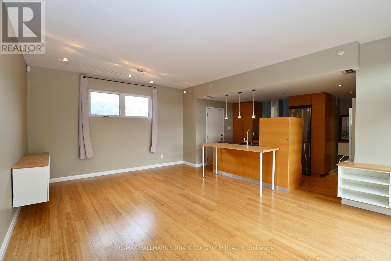 3 - 331 Osgoode Street Property Photo 8